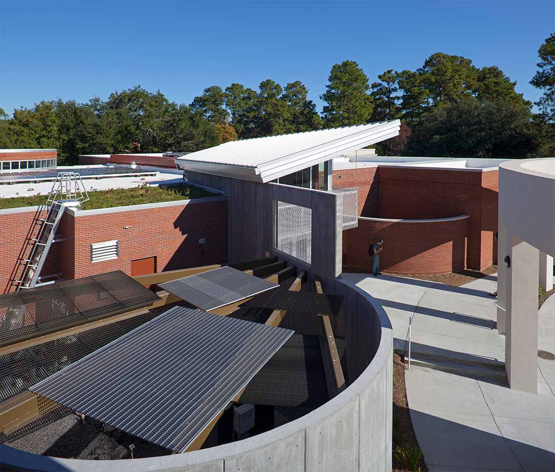 Aluminum Bar Grating used as sunshade on the rooftop of the Learning Commons.