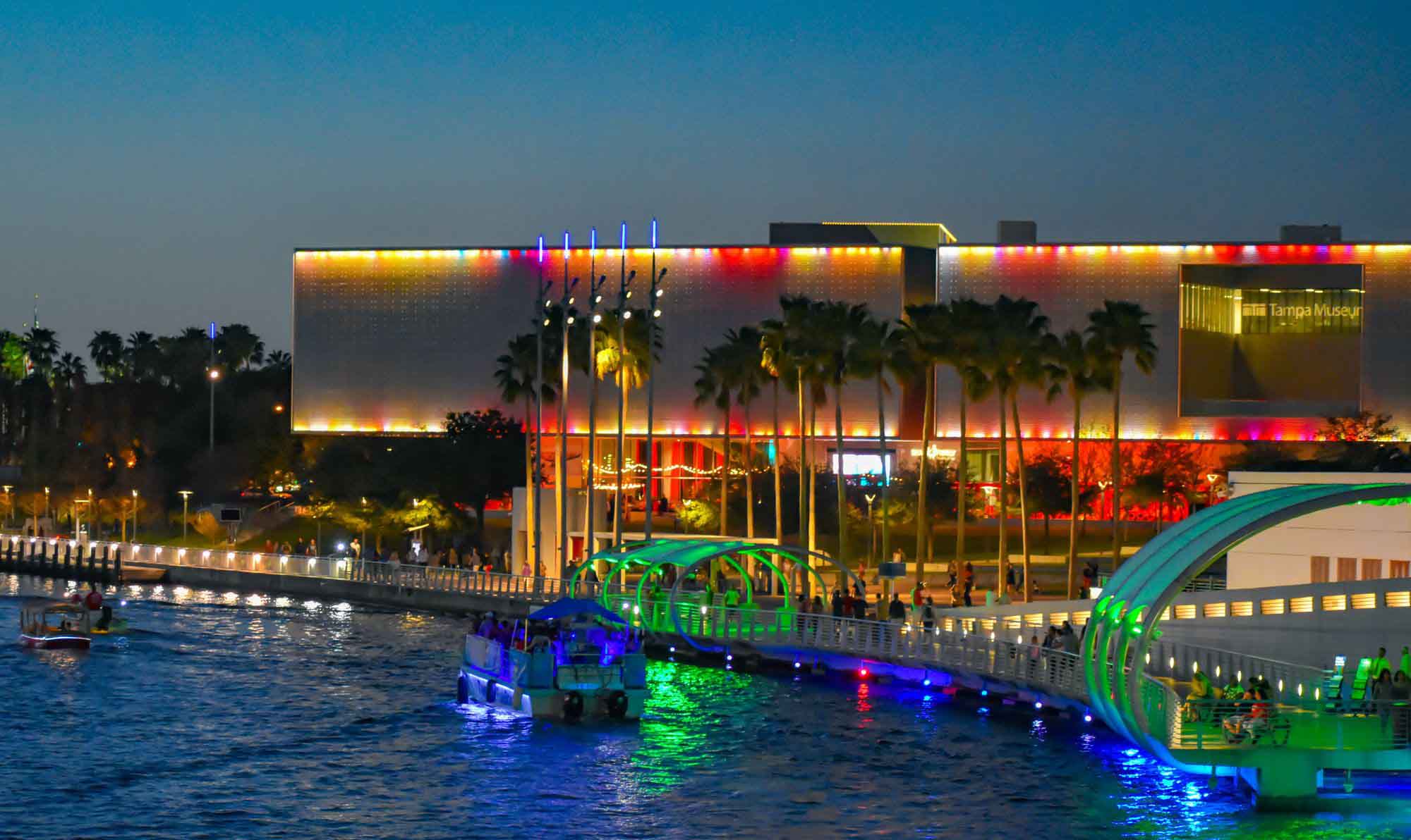 A picture of the Tampa Museum of Art lit up at night.