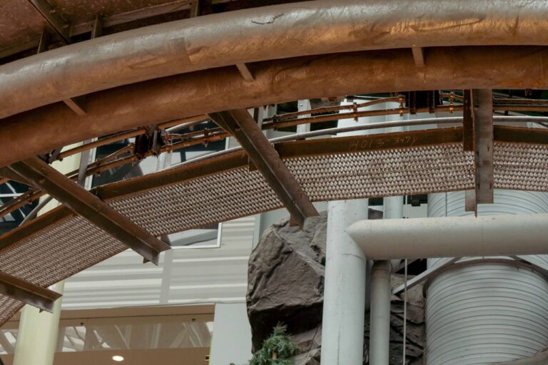 Close-up of curved support structure at Mall of America with 10-Diamond GRIP STRUT® Plank Grating walkway.