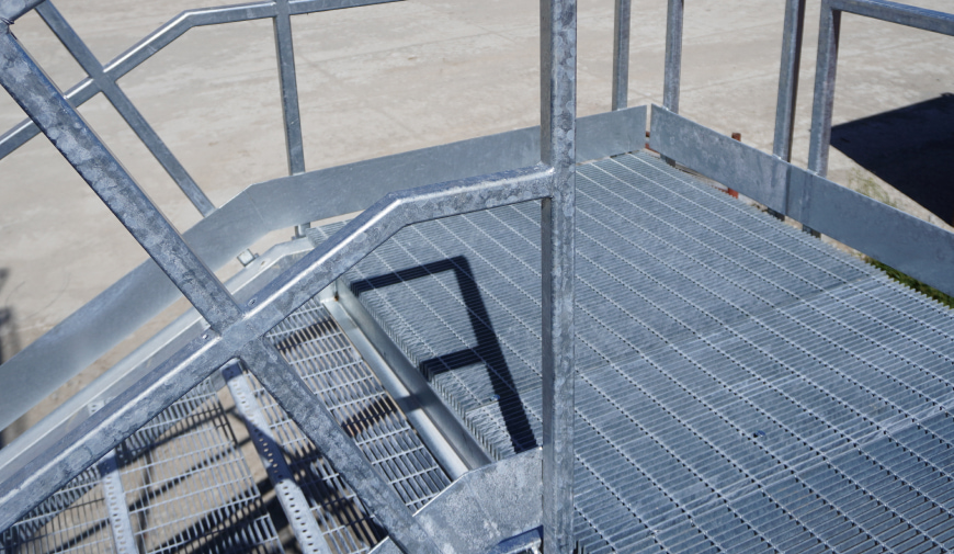Galvanized Steel Bar Grating and Bar Grating Stair Treads platform in an airport.